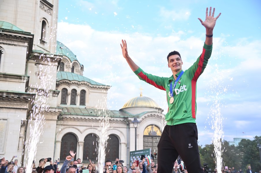 Алекс Николов става рапър, записва парче с известен БГ изпълнител