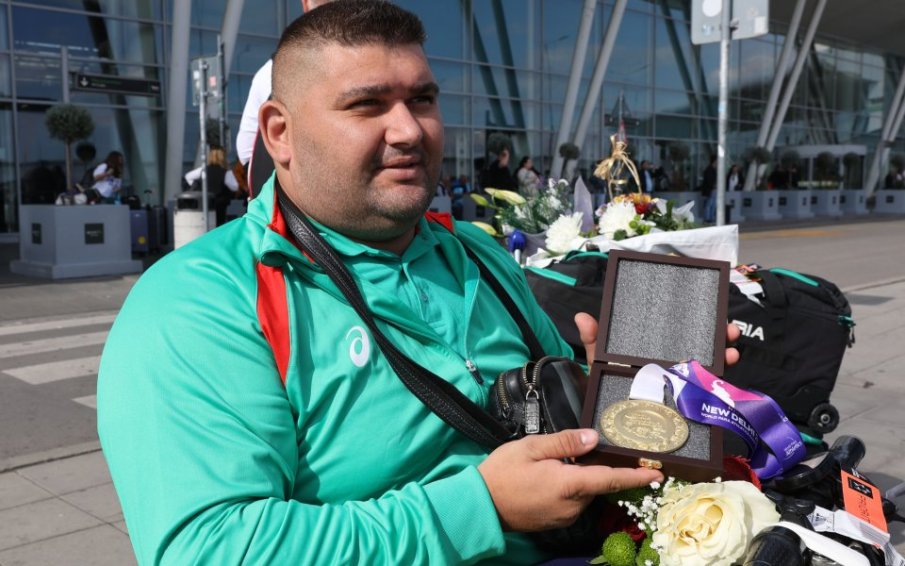 ГОРЕЩО В ПИК TV! Легендата Ружди Ружди с първи думи след шестата световна титла: Спортът ме спаси! Сред първите, които ме поздравиха, бяха Стефка Костадинова и Делян Пеевски (ВИДЕО)