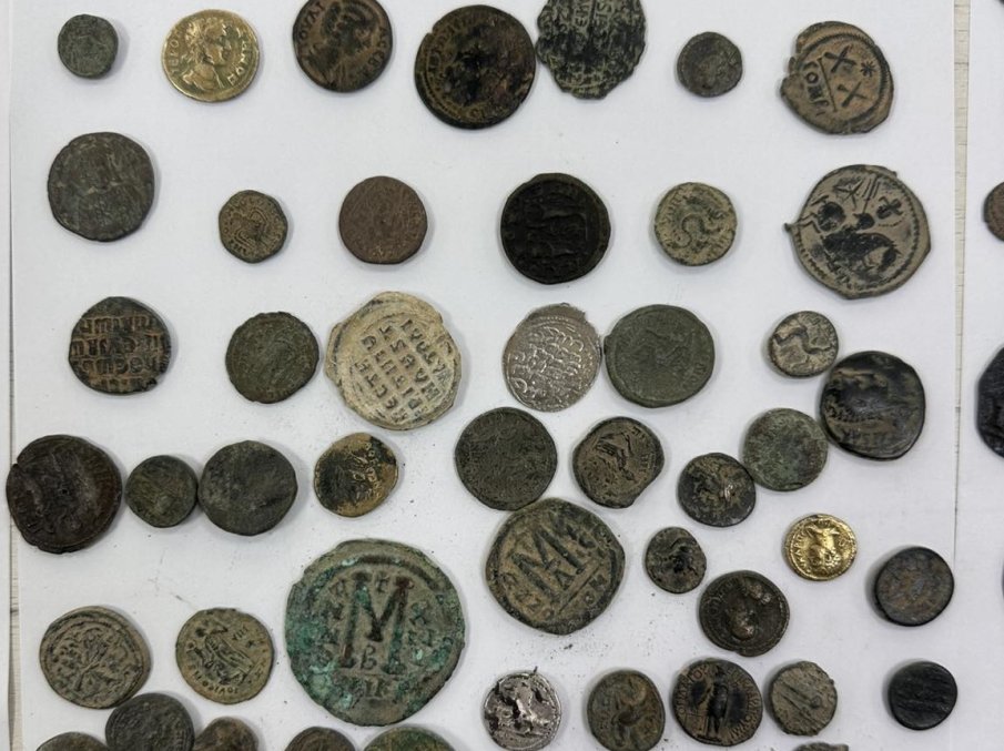 Спипаха контрабандни старинни монети и предмети на Капитан Андреево, скрити в касетка със зеленчуци