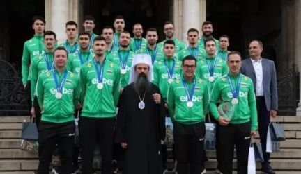 Патриарх Даниил подари библии и икона на св. цар Борис-Михаил на националния отбор по волейбол