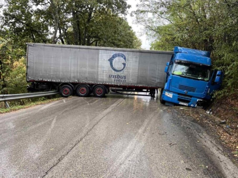 ВАЖНО: Затвориха пътя Асеновград-Смолян заради товарен камион