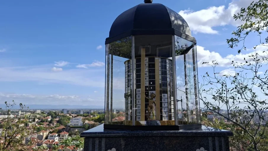 ВОДА НЯМА, ТЕ Я РАЗХИЩАВАТ: Воден часовник показва часа по римското време в Пловдив