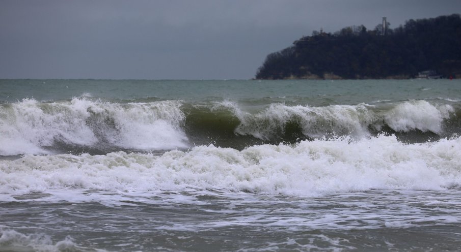 УЖАСЪТ ПРОДЪЛЖАВА! Спасител се удави в бурното море на Св. Влас (ВИДЕО)