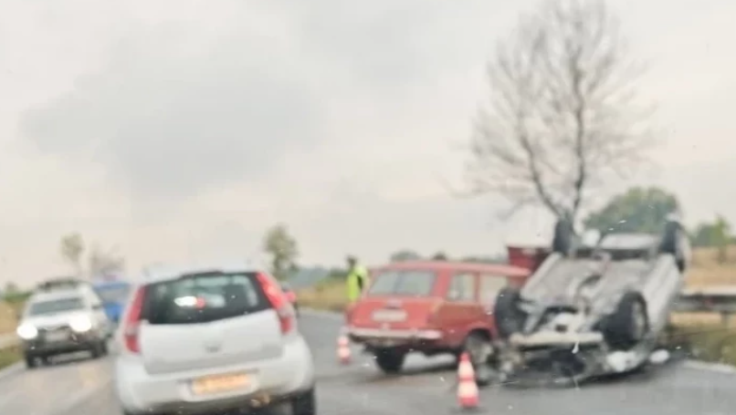 ОТ ПОСЛЕДНИТЕ МИНУТИ! Катастрофа блокира пътя Пловдив-Пазарджик, кола е по таван