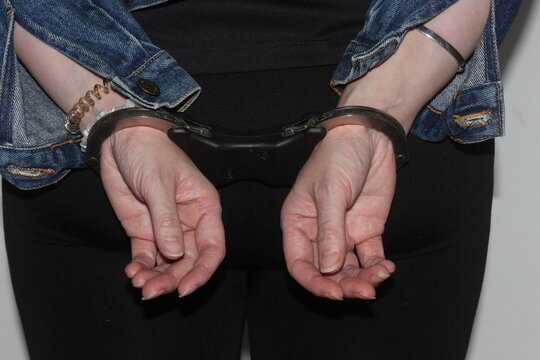 Хванаха две крадли, едната 12-годишна, за кражба от храм в Бургас