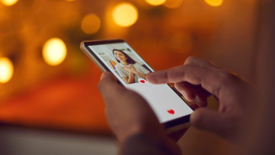 РУСКА КЛОПКА: Фалшиви профили на красиви жени подмамват украински военни за среща, на която ги чака... взривно устройство