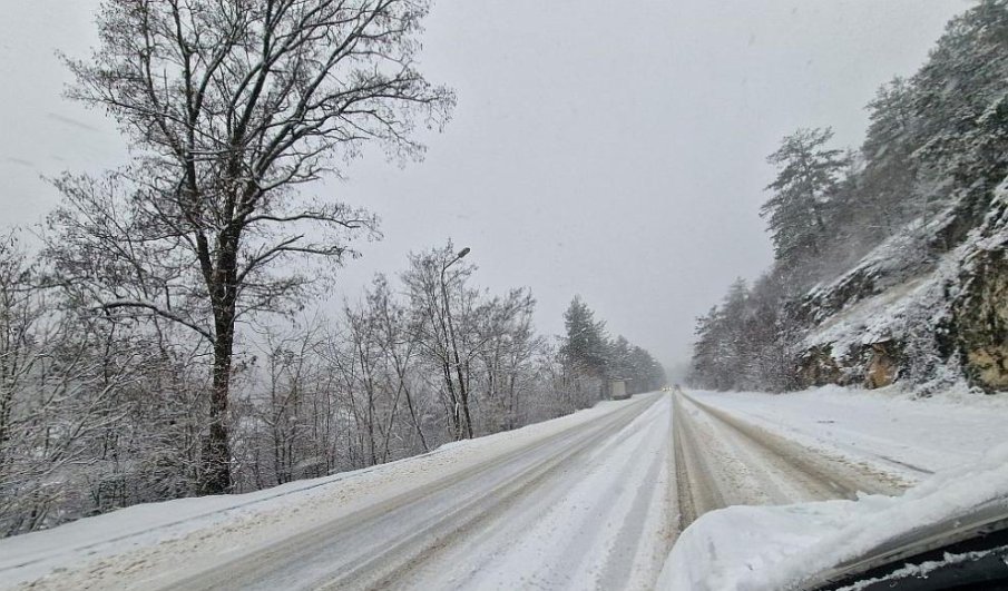 Сняг, дъжд и силен вятър обхвана Румъния