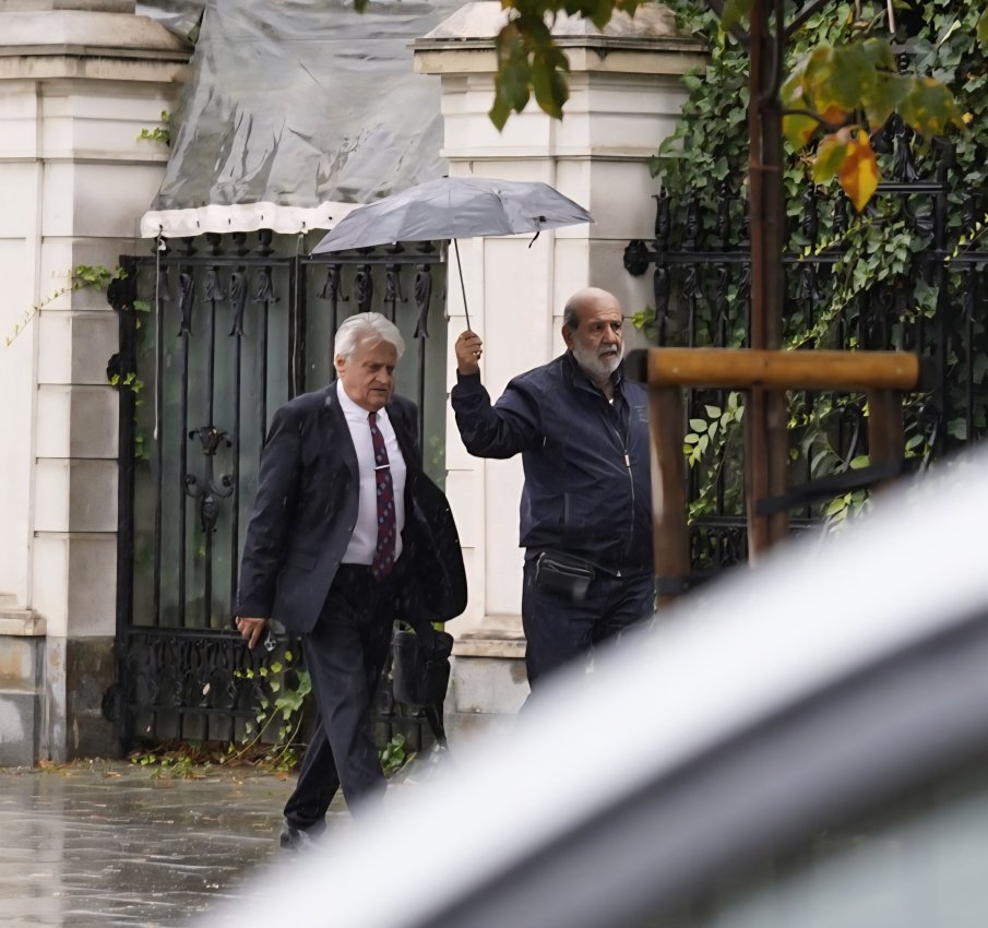 САМО В ПИК: Бойко Рашков се разхожда като кокона в центъра на София, носят му чадърчето (СНИМКИ)