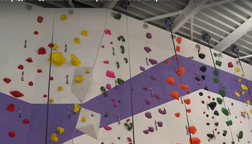 Дете падна от 7-метрова стена за катерене: Била ли е необезопасена?