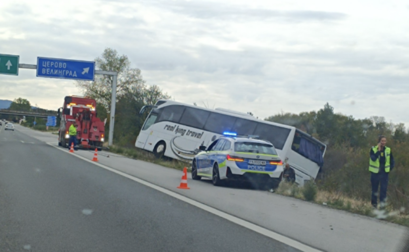 Турски автобус падна в канавка на магистрала Тракия в посока София