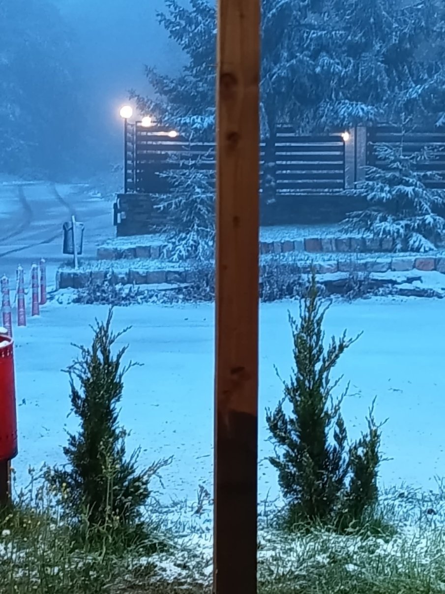 Сняг вали и трупа на Петрохан (СНИМКИ)