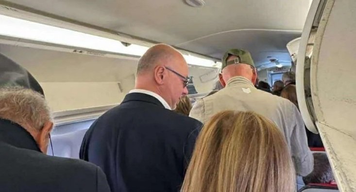 ЗА ПРИМЕР! Докато Радев се движи с тежък кортеж като наркобарон, премиерът Желязков взе редовен полет - гражданите са изумени (СНИМКА)