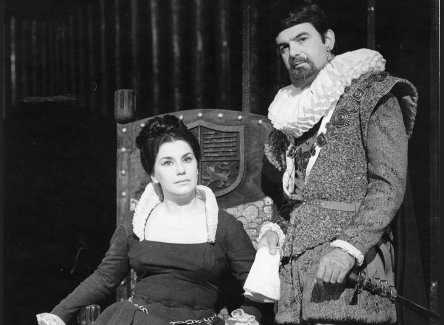 Народният театър чества 90 години от рождението на Васил Стойчев и Виолета Бахчеванова с изложба