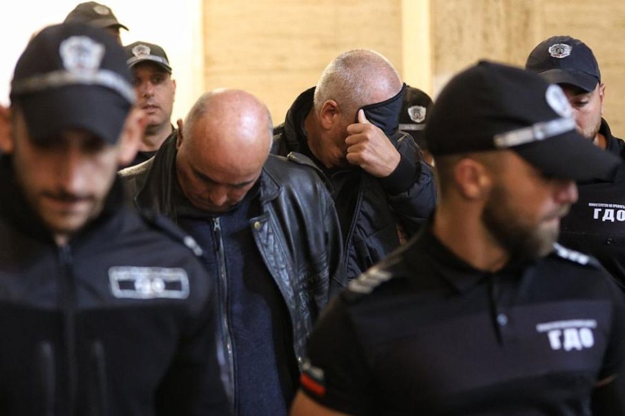 Оставиха в ареста служителите на ДАИ, взели подкуп от екипа на Роби Уилямс