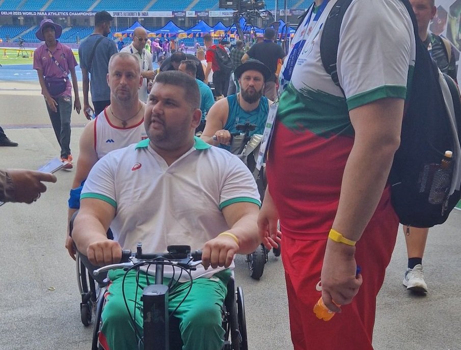 Световният шампион по лека атлетика за паралимпийци Ружди Ружди се прибира у дома