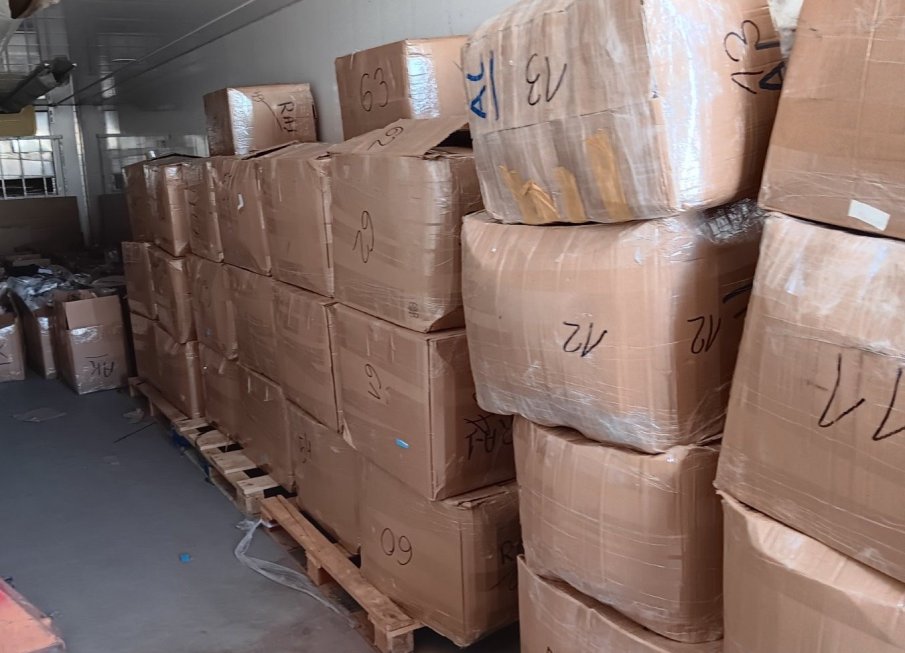 Спални комплекти със знаци на световни марки задържаха митничарите в София