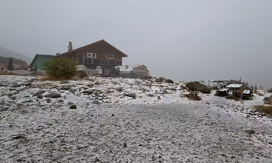 СНЯГ НА МУСАЛА! Пореден каприз на времето в края на септември (ВИДЕО)