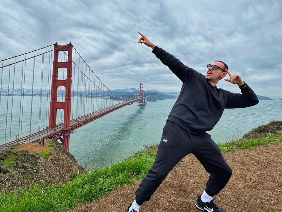 ИЗНЕНАДА: Лудия репортер се загаджи с Глория (СНИМКА)