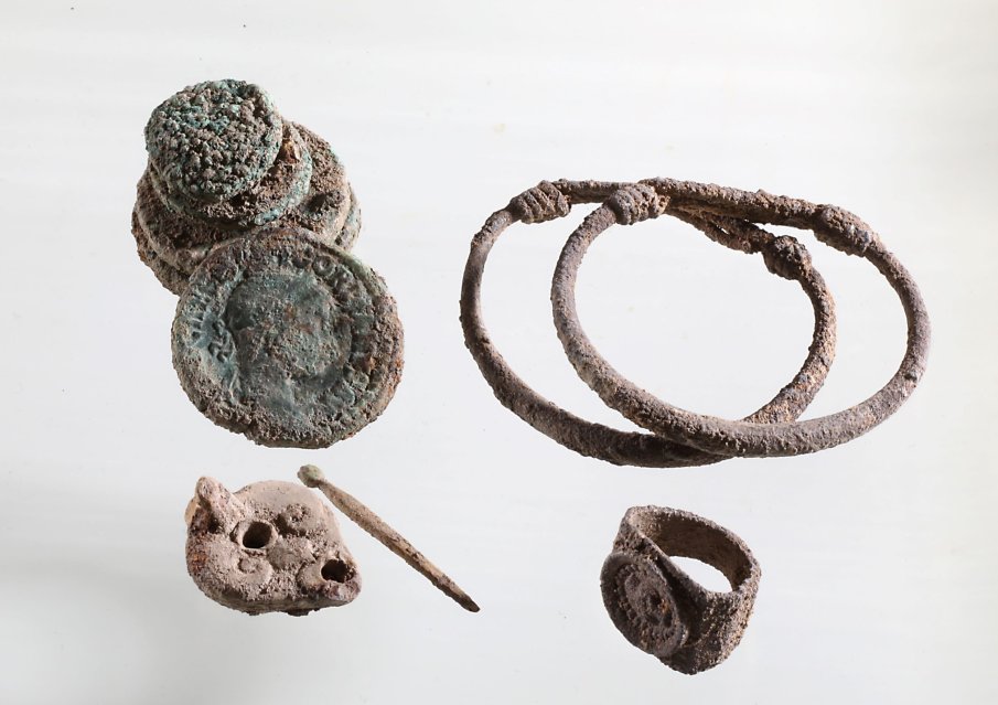 Археолози направиха интересно откритие в Източния некропол на Августа Траяна в Стара Загора