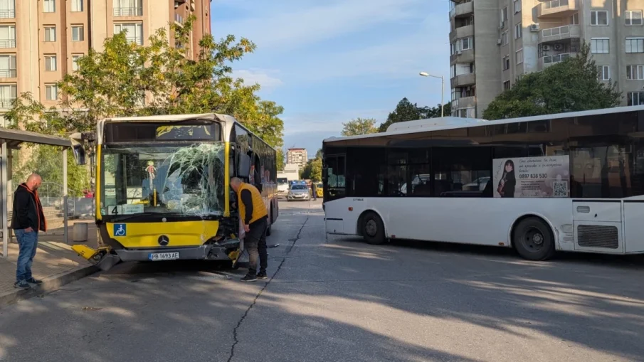 СЛЕД КАТАСТРОФАТА В ПЛОВДИВ: Шофьорът на единия рейс бил заклещен, проверяват дали е получил инфаркт или инсулт