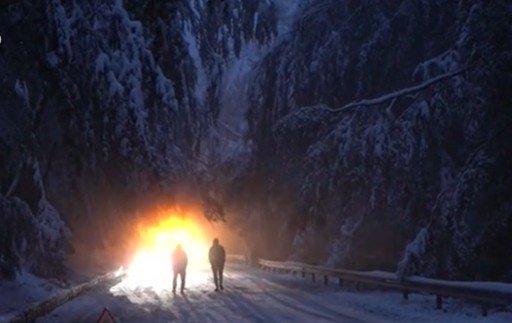 ЗИМА НА СЕВЕРОЗАПАД: Петрохан е затворен. Снегът слиза все по-ниско, има прекъсвания на тока