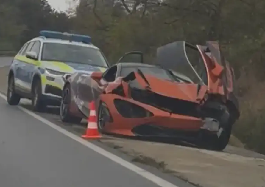 ОТ ПОСЛЕДНИТЕ МИНУТИ! Макларън на Ивелин Михайлов се разби на пътя край Ямбол