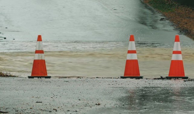 БЕДСТВИЕТО: Ситуацията по Южното Черноморие остава тежка, областният управител на Бургас с последни новини (ВИДЕО)