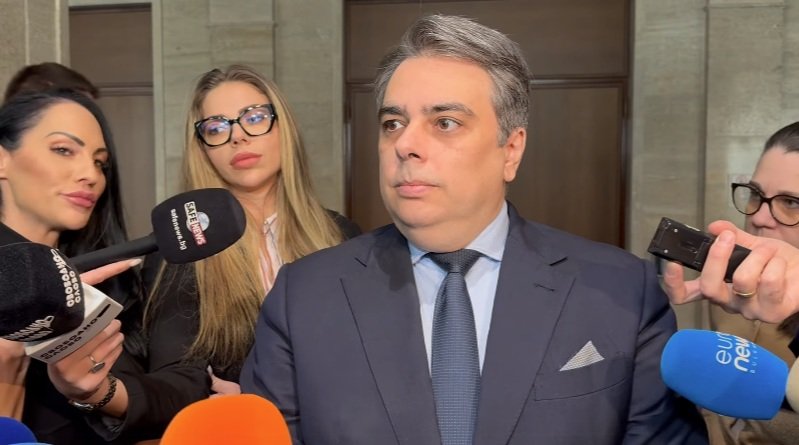 Кръглата нула в бизнеса Асен Василев се прави на голям финансист, сопна се след въпрос на ПИК за Кирил Петков