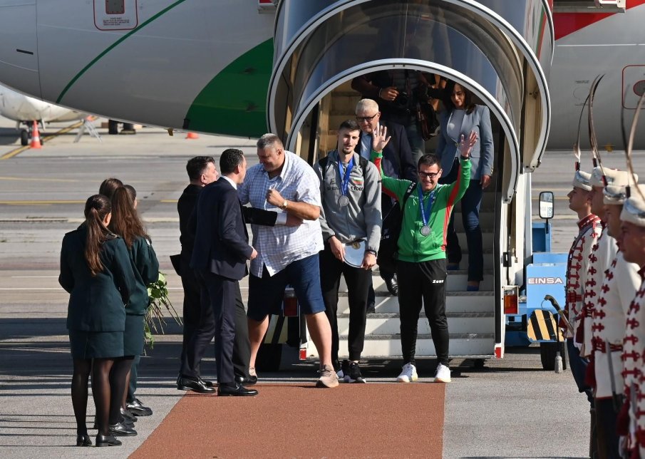 ПОСРЕЩНАХМЕ ШАМПИОНИТЕ: Националите ни по волейбол се завърнаха на родна земя (СНИМКИ)