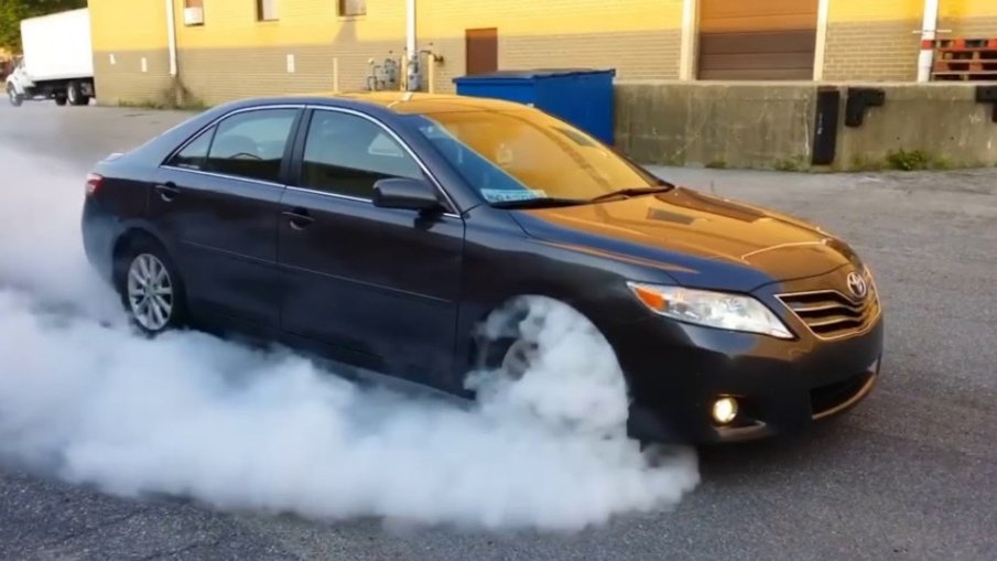 16-годишен подпали кола по време на дрифт в Пловдив