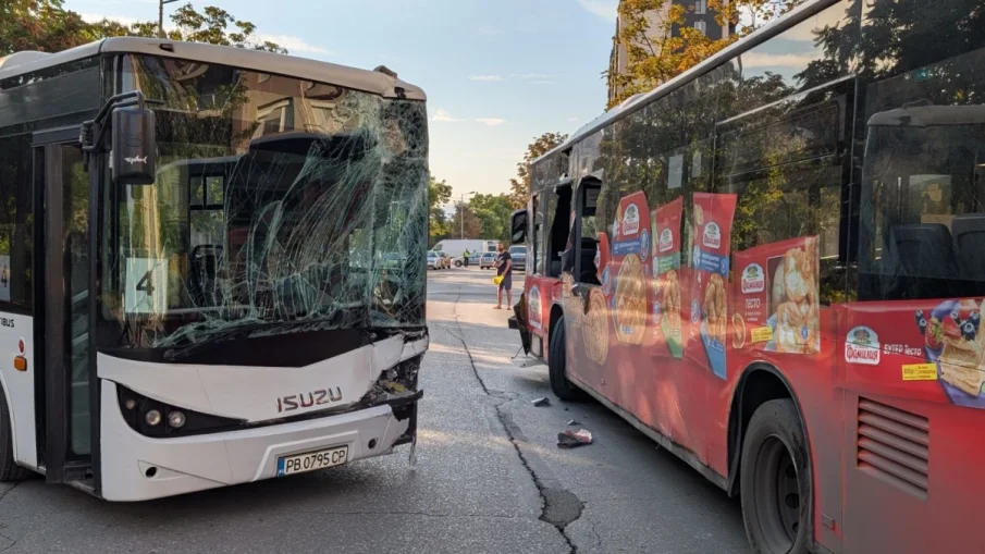 ИЗВЪНРЕДНО! Тежка катастрофа с два автобуса в Пловдив, има ранени (СНИМКИ)