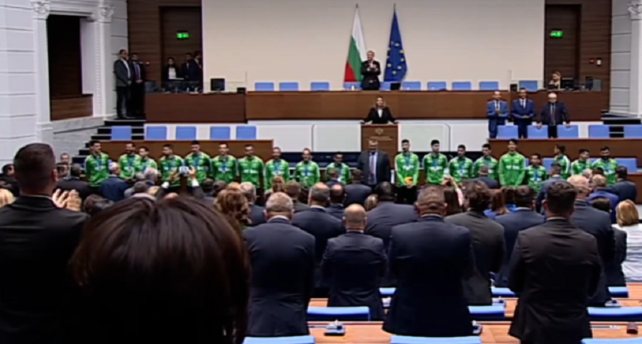 ИЗВЪНРЕДНО В ПИК TV! Днес без проблеми в парламента събраха кворума, Асен Василев разсмя залата с бодряшки поздрав. Депутатите посрещнаха на крака националите по волейбол (ВИДЕО/ОБНОВЕНА)