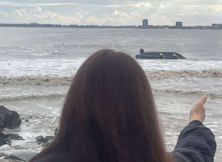 Лодка с двама спасители се преобърна в бурното море на Св. Влас пред очите на шокирани очевидци