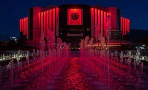 Сградата на НДК светна в червено