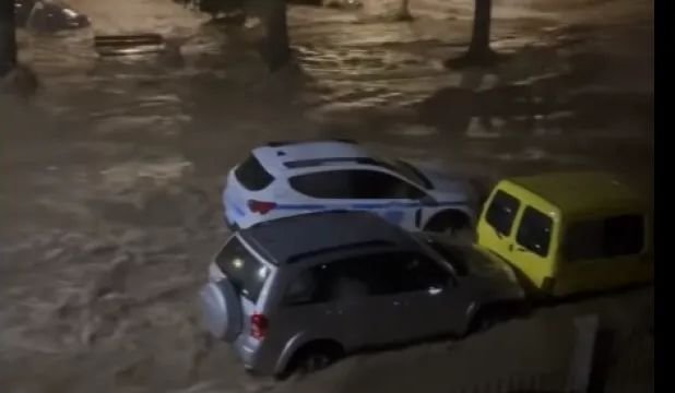 КРИТИЧНА ОБСТАНОВКА ЗАРАДИ ПОРОИ: Царево обяви бедствено положение - над 200 л/кв.м дъжд падна за 5 часа (ВИДЕО)