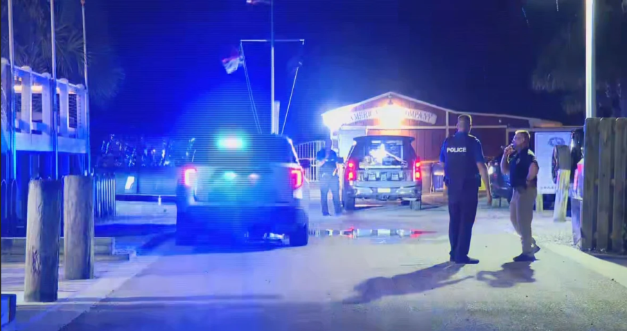 Мъж в лодка откри стрелба по хора в бар в САЩ, трима са убити (ВИДЕО)