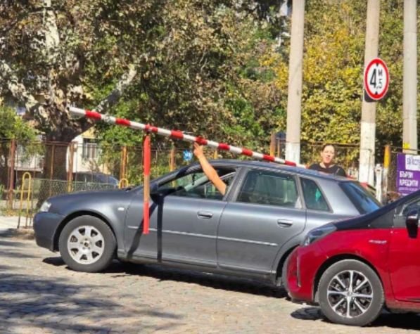 Тарикат се опита да премине през спусната бариера на жп прелез