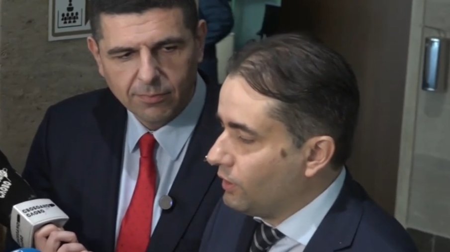 Умно-красивите се катерят по гърба на хората от протеста към следващата Сглобка. Иво Мирчев първо плачеше, че полицаите ще ги бият, сега плаче, че не са били....