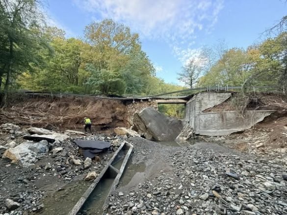 СЛЕД БЕДСТВИЕТО: Срути се мостът за село Изгрев