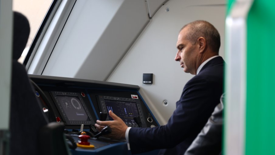 Гроздан Караджов: 100% от бързите влакове вече се обслужват от нови локомотиви Siemens Smartron (СНИМКИ)