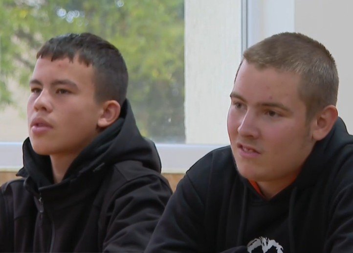 Деца намериха портмоне на пешеходна пътека в Исперих - върнаха го