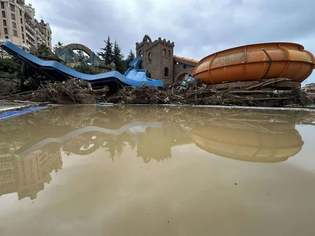 Елените: Водопад се спуска от големи бетонни късове