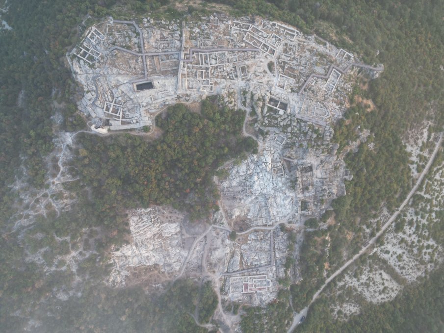 Проф. Николай Овчаров представя Малкия Рим на скалите на Перперикон (СНИМКИ)