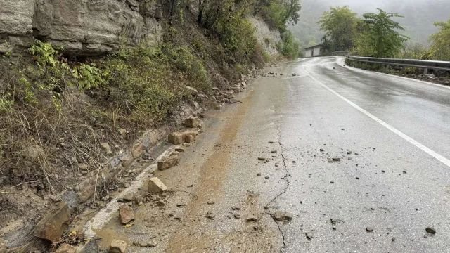 Затвориха временно пътя Велико Търново - Арбанаси заради паднала скална маса