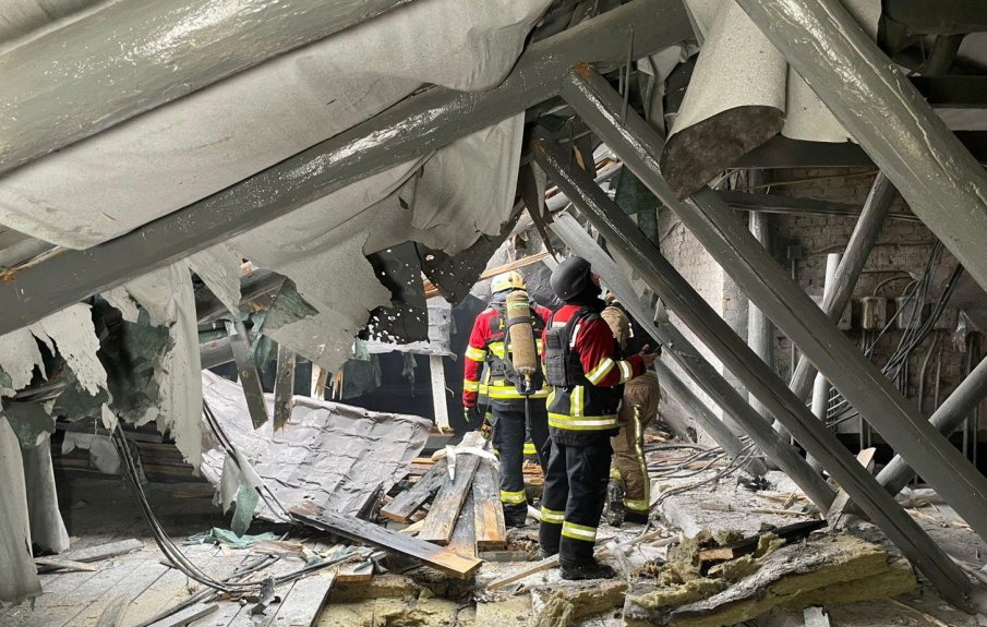 Руски дрон удари родилен дом в украинския град Суми: Ето как изглежда сградата след атаката (ВИДЕО)