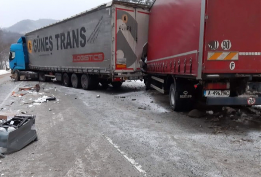 Два тира се удариха на Хаинбоаз, проходът временно е затворен