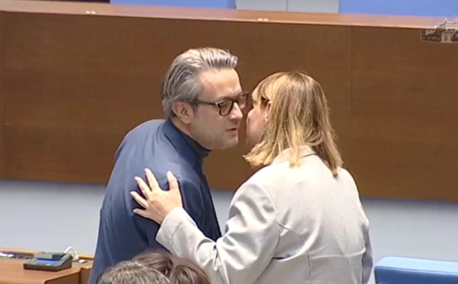 САМО В ПИК! Депутатки на Борисов разцелуваха свой колега - ето защо (СНИМКИ)