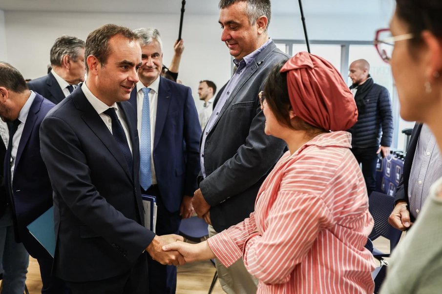 Френският премиер сформира ново правителство, но едва назначено и вече е заплашено от...