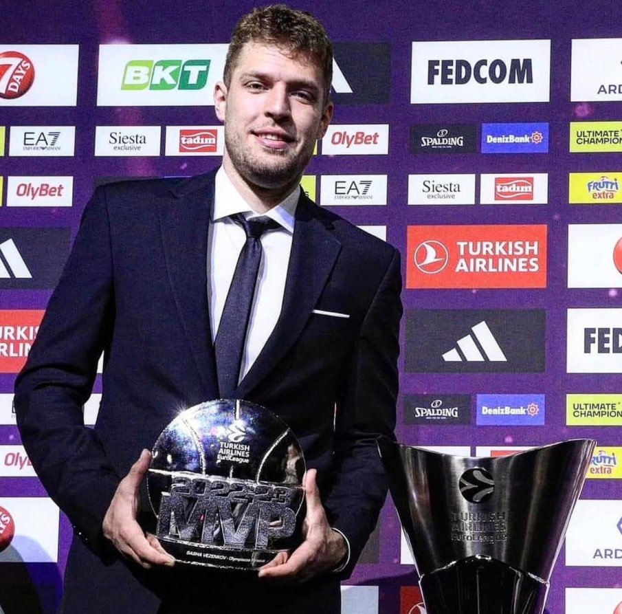 Везенков поведе Олимпиакос към победа над Дубай