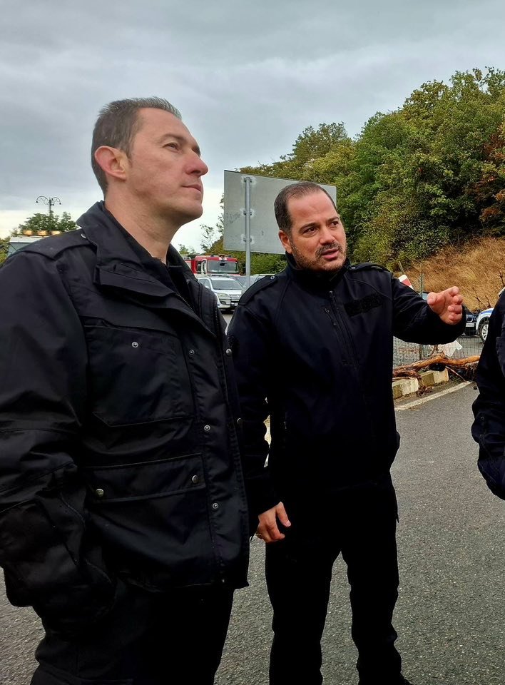 НА ТЕРЕН: Калин Стоянов удря рамо на пострадалите от потопа на Елените (СНИМКИ)